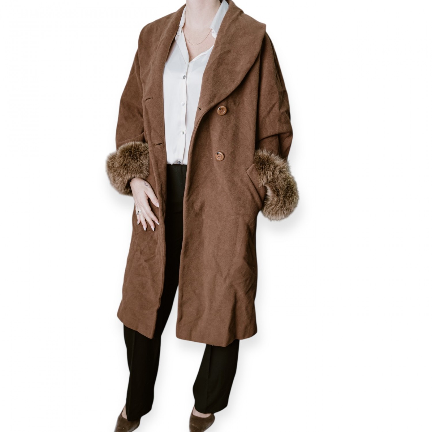 Γυναικείο Καφέ Παλτό Με Ξεχωριστές Γούνινες Μανσέτες Και Oversized Γιακά