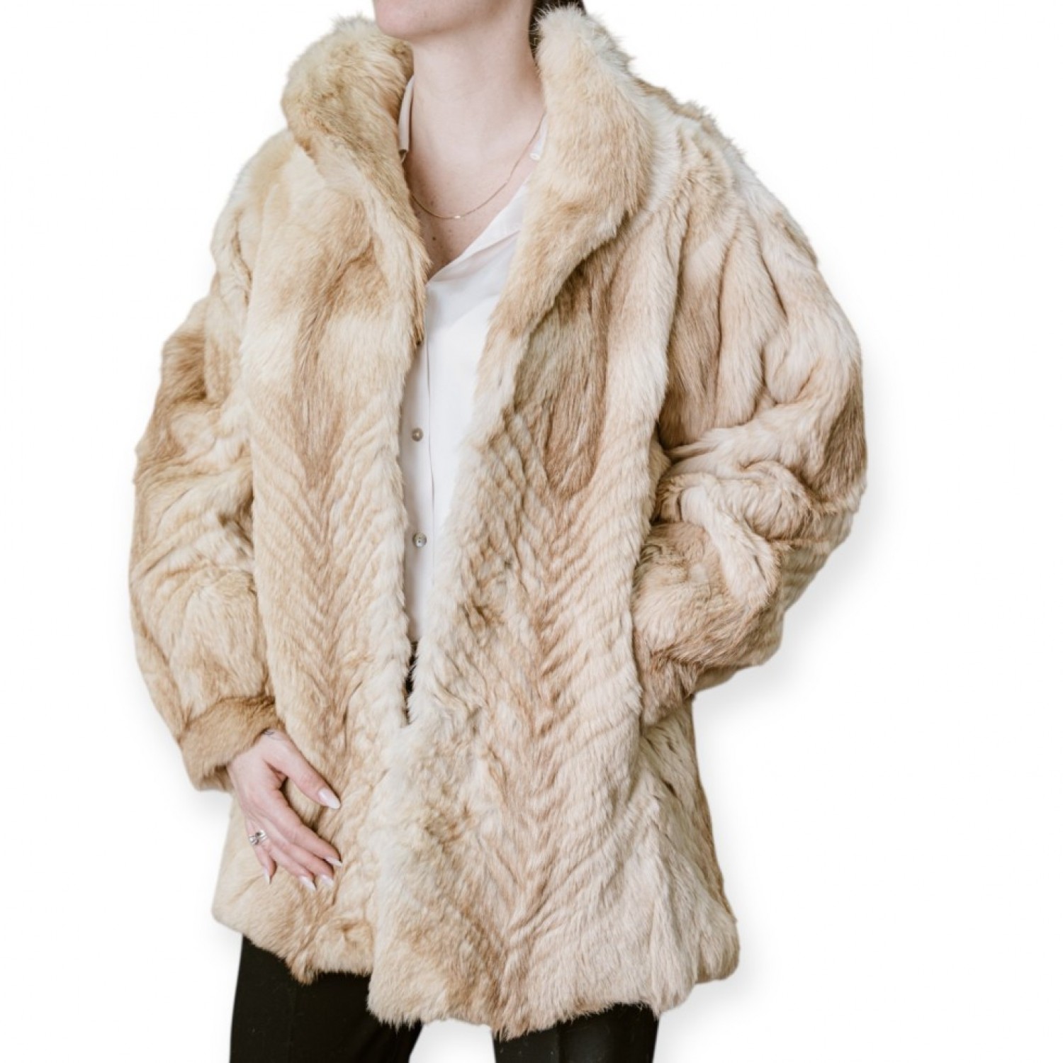 Γυναικεία Γούνα Σε Ανοιχτό Μπεζ