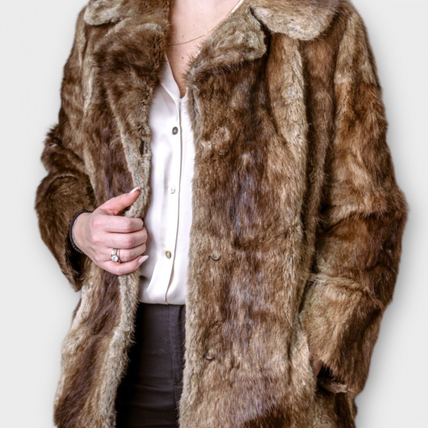 Γυναικεία Γούνα Σε Σκούρα Φυσική Απόχρωση