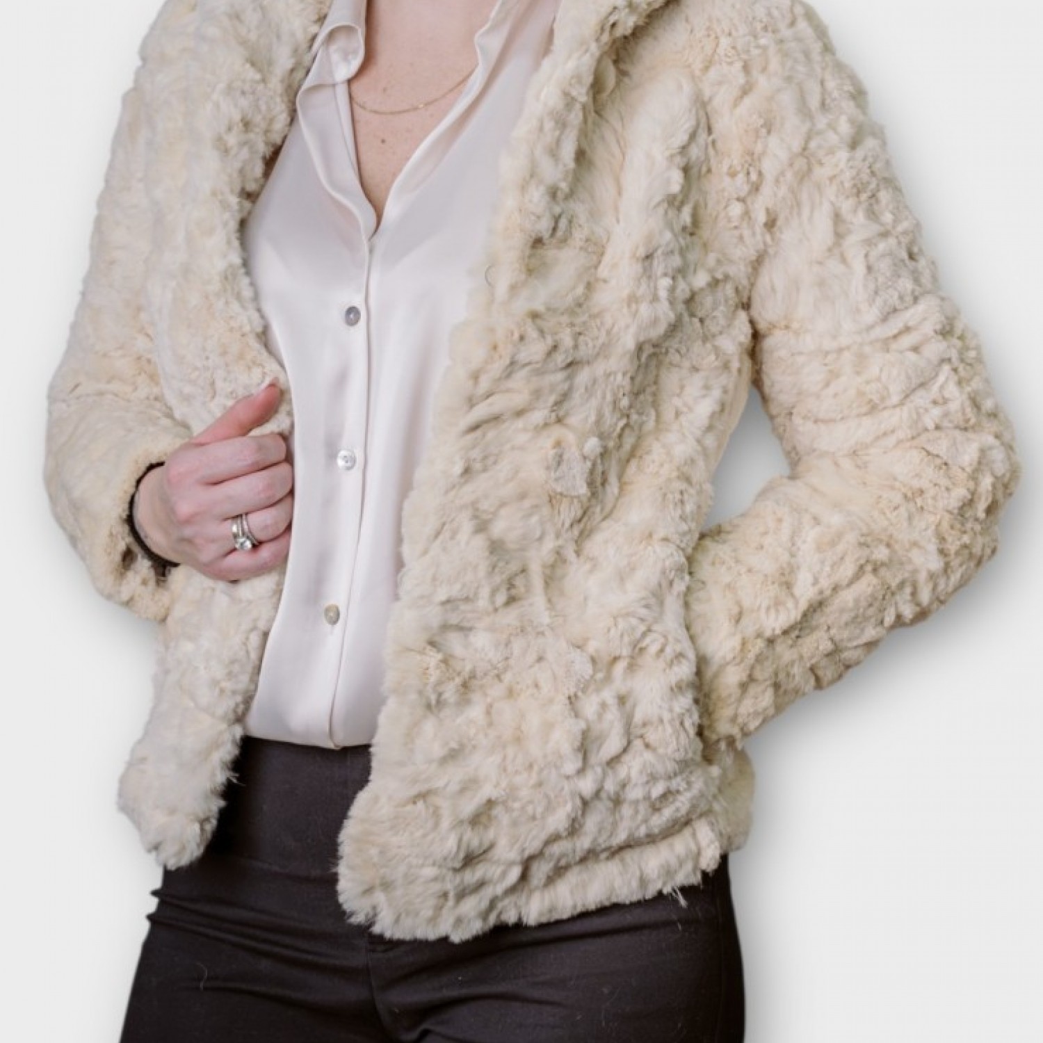 Γυναικείο Κοντό Γούνινο Μπουφάν Σε Κρεμ Απόχρωση