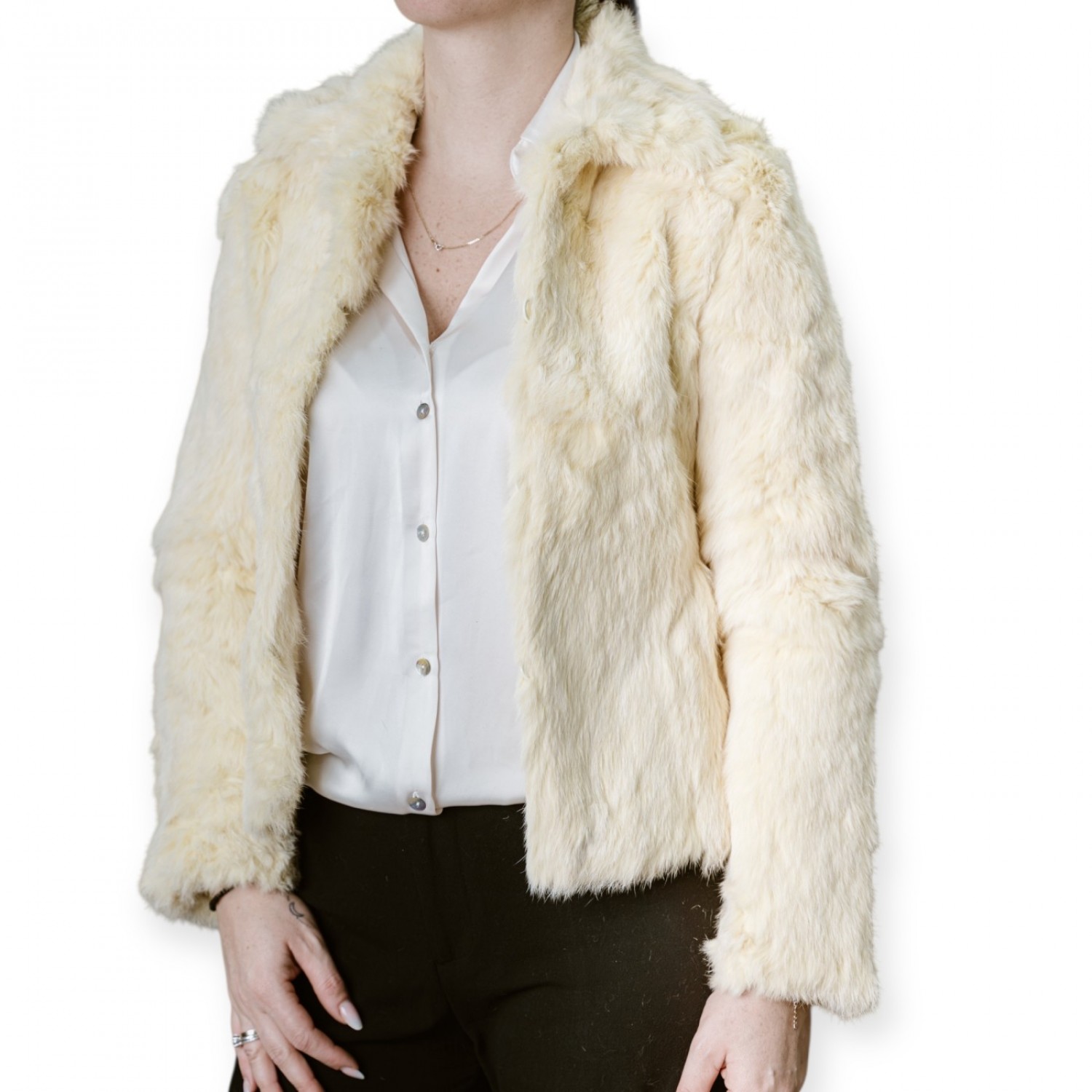 Κοντή Γούνα Σε Εκρού Απόχρωση