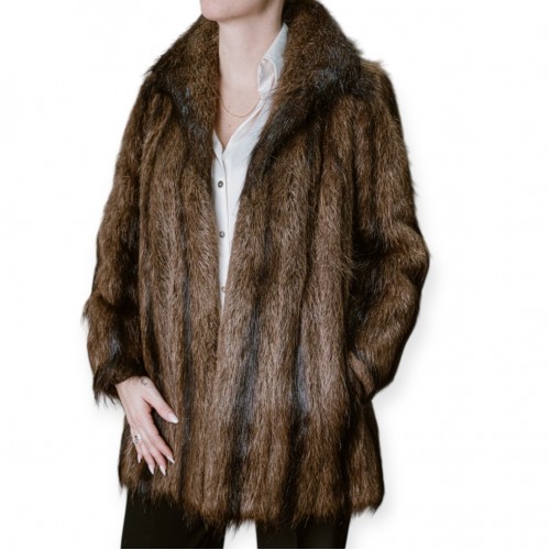 Γυναικεία Γούνα Σε Καφέ Απόχρωση Με Κάθετη Υφή