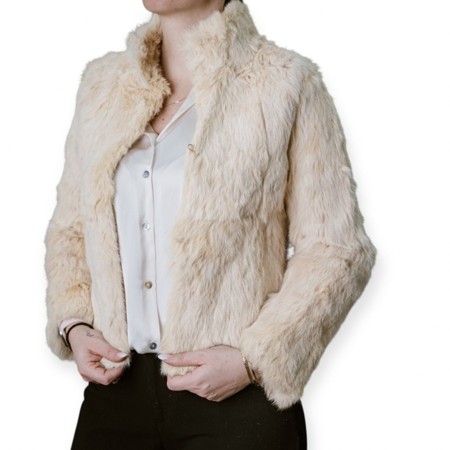 Κοντή Γυναικεία Γούνα Σε Απαλή Εκρού Απόχρωση