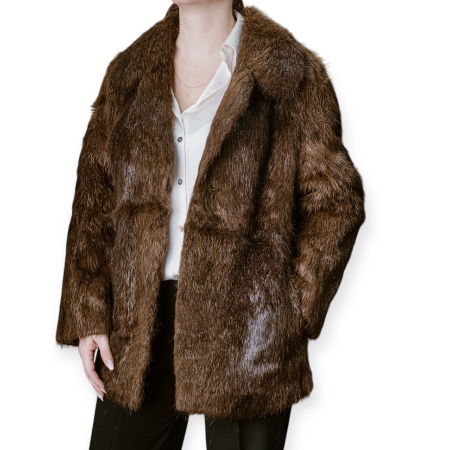 Μακριά Γυναικεία Γούνα Σε Σκούρο Καφέ