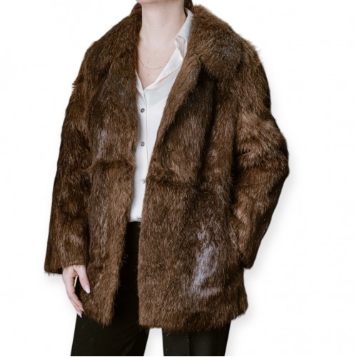 Μακριά Γυναικεία Γούνα Σε Σκούρο Καφέ